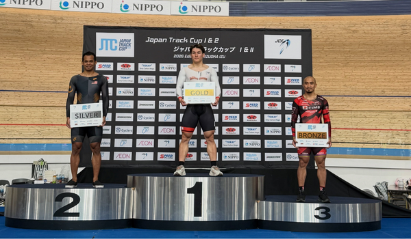 Muhammad Shah Firdaus Sahrom memperoleh pingat perak dan Datuk Mohd Azizulhasni Awang menghadiahkan pingat gangsa/ FB Datuk Mohd Azizulhasni Awang