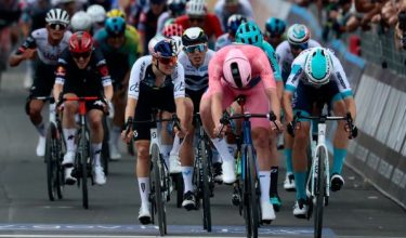 Pelumba Lidl-Trek, Mads Pedersen melintasi garisan penamat untuk menjuarai peringkat kelima perlumbaan berbasikal Giro d’Italia edisi ke-108 sejauh 151km dari Ceglie Messapica ke Matera - Foto AFP