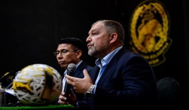 Ketua Jurulatih Bola Sepak Kebangsaan, Peter Cklamovski (kanan) - Foto Bernama