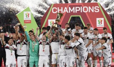 Pemain Bologna, Lorenzo De Silvestri dan Riccardo Orsolini menjulang trofi sambil meraikan kejayaan menewaskan AC Milan dalam aksi final Piala Itali di Stadium Olimpik, Rom - Foto AFP