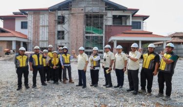 Timbalan Menteri Kerja Raya, Datuk Seri Dr Ahmad Maslan ketika mengadakan lawatan kerja ke tapak projek Pusat Aktiviti Setia Perdana di Presint 10, Putrajaya / Foto RTM