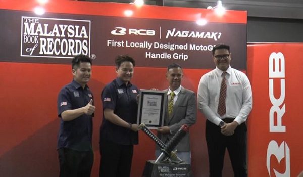 Pemegang grip itu digunakan pasukan yang bersaing dalam kategori Moto3, Moto2 dan MotoGP.