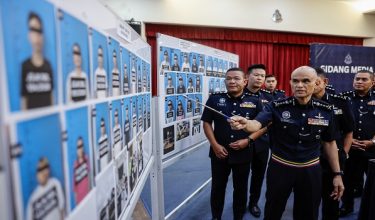 SHAH ALAM, 15 Jun -- Ketua Polis Selangor Datuk Shazeli Kahar menunjukkan fotofit suspek yang ditahan pada sidang media mengenai kejayaan tangkapan sindiket Call Centre Jabatan Siasatan Jenayah Komersil Ibu Pejabat Polis Kontinjen (IPK) Selangor di Mes Pegawai IPK Selangor hari ini.

-- fotoBERNAMA (2026) HAK CIPTA TERPELIHARA
