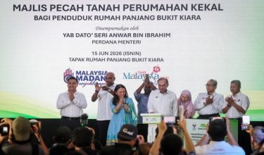 KUALA LUMPUR, 15 Jun -- Perdana Menteri Datuk Seri Anwar Ibrahim (empat, kanan) melakukan gimik perasmian pada Majlis Pecah Tanah Perumahan Kekal bagi penduduk Rumah Panjang Bukit Kiara di Taman Tun Dr Ismail hari ini. 

Turut hadir Menteri di Jabatan Perdana Menteri (Wilayah Persekutuan) Hannah Yeoh (tiga, kiri), Menteri Sumber Manusia Datuk Seri R. Ramanan (dua, kiri) dan isteri Perdana Menteri yang juga Ahli Parlimen Bandar Tun Razak, Datuk Seri Dr Wan Azizah Wan Ismail (tiga, kanan). 

--fotoBERNAMA (2026) HAK CIPTA TERPELIHARA