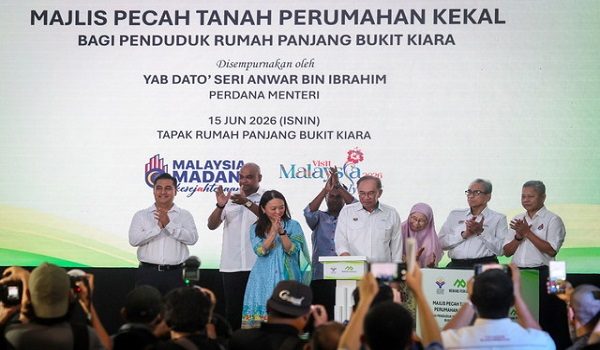 KUALA LUMPUR, 15 Jun -- Perdana Menteri Datuk Seri Anwar Ibrahim (empat, kanan) melakukan gimik perasmian pada Majlis Pecah Tanah Perumahan Kekal bagi penduduk Rumah Panjang Bukit Kiara di Taman Tun Dr Ismail hari ini. 

Turut hadir Menteri di Jabatan Perdana Menteri (Wilayah Persekutuan) Hannah Yeoh (tiga, kiri), Menteri Sumber Manusia Datuk Seri R. Ramanan (dua, kiri) dan isteri Perdana Menteri yang juga Ahli Parlimen Bandar Tun Razak, Datuk Seri Dr Wan Azizah Wan Ismail (tiga, kanan). 

--fotoBERNAMA (2026) HAK CIPTA TERPELIHARA