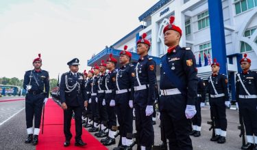 ISKANDAR PUTERI, 15 Jun -- Timbalan Ketua Polis Negara, Tan Sri Ayob Khan Mydin Pitchay (dua, kiri) memeriksa kawalan kehormatan pasukan Polis Simpanan Persekutuan pada Majlis Perasmian Ibu Pejabat Polis Daerah Iskandar Puteri hari ini.

--fotoBERNAMA (2026) HAK CIPTA TERPELIHARA