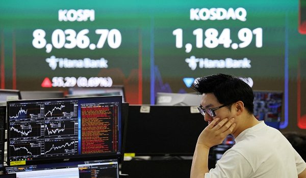 FILE PHOTO: A currency dealer works as an electronic board displays the Korea Composite Stock Price Index (KOSPI) and the Korea Securities Dealers Automated Quotations (KOSDAQ), at the dealing room of a bank in Seoul, South Korea, May 15, 2026.   REUTERS/Kim Hong-Ji/File Photo