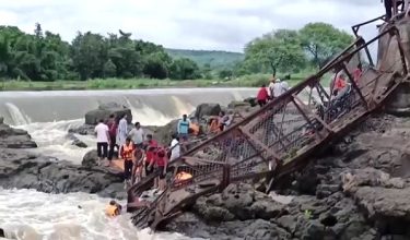 Jambatan runtuh di Pune, Pasukan Tindak Balas Bencana Kebangsaan (NDRF) melakukan operasi mencari dan menyelamat/ REUTERS