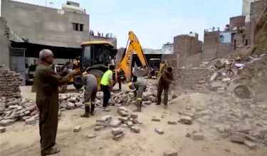Kerja-kerja pembersihan bangunan runtuh di Mathura sedang dilakukan/ REUTERS