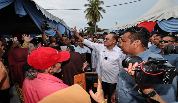 Perdana Menteri menghadiri majlis minum petang bersama komuniti nelayan, peladang dan masyarakat setempat di sini. / Foto BERNAMA