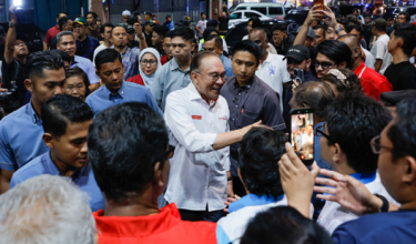 MUAR, 15 Jun- Perdana Menteri, Datuk Seri Anwar Ibrahim meluangkan masa menyantuni masyarakat sekitar Muar sempena lawatan kerja beliau ke Johor, hari ini.