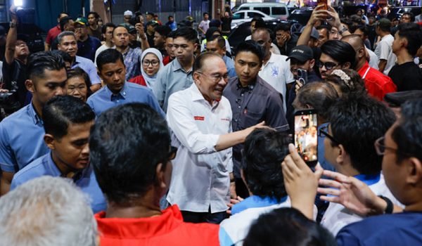 MUAR, 15 Jun- Perdana Menteri, Datuk Seri Anwar Ibrahim meluangkan masa menyantuni masyarakat sekitar Muar sempena lawatan kerja beliau ke Johor, hari ini.
