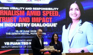 PUTRAJAYA,  15 Jun -- Timbalan Menteri Komunikasi Teo Nie Ching (kanan) menerima cenderahati daripada Ketua Pegawai Eksekutif Malaysian Press Institute Dr Ainol Amriz Ismail 
pada Majlis Perasmian Forum Balancing Virality and Responsibility: Journalism Amid Speed Trust and Impact - ‘An Industry Dialogue’ hari ini.

--fotoBERNAMA (2026) HAK CIPTA TERPELIHARA