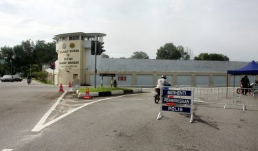 TAIPING, 26 Jan -- Anggota polis dan anggota Jabatan Sukarelawan Malaysia (Rela) bertugas membuat sekatan dan mengawal laluan berikutan Perintah Kawalan Pergerakan Diperketatkan (PKPD) mulai hari ini hingga 8 Februari depan ketika tinjauan di Penjara Taiping di Jalan Harapan hari ini.
Semalam Menteri Kanan Keselamatan, Datuk Seri Ismail Sabri Yaakob berkata, Penjara Taiping dan kuarters kakitangan di Perak dilaksanakan PKPD selama 14 hari susulan peningkatan kes positif COVID-19 secara mendadak. Sebanyak 43 kes direkodkan melibatkan 40 tahanan dan tiga kakitangan penjara tersebut.
Prosedur Operasi Standard (SOP) di lokaliti ini sama seperti yang diumumkan di tempat lain termasuk tiada lagi pergerakan keluar masuk dan sesi lawatan oleh ahli keluarga banduan.
--fotoBERNAMA (2021) HAK CIPTA TERPELIHARA