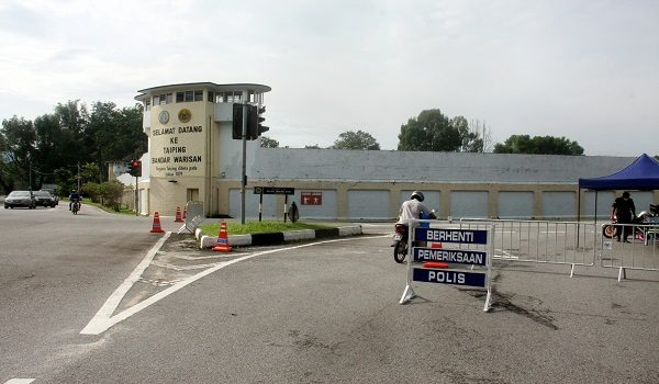 TAIPING, 26 Jan -- Anggota polis dan anggota Jabatan Sukarelawan Malaysia (Rela) bertugas membuat sekatan dan mengawal laluan berikutan Perintah Kawalan Pergerakan Diperketatkan (PKPD) mulai hari ini hingga 8 Februari depan ketika tinjauan di Penjara Taiping di Jalan Harapan hari ini.
Semalam Menteri Kanan Keselamatan, Datuk Seri Ismail Sabri Yaakob berkata, Penjara Taiping dan kuarters kakitangan di Perak dilaksanakan PKPD selama 14 hari susulan peningkatan kes positif COVID-19 secara mendadak. Sebanyak 43 kes direkodkan melibatkan 40 tahanan dan tiga kakitangan penjara tersebut.
Prosedur Operasi Standard (SOP) di lokaliti ini sama seperti yang diumumkan di tempat lain termasuk tiada lagi pergerakan keluar masuk dan sesi lawatan oleh ahli keluarga banduan.
--fotoBERNAMA (2021) HAK CIPTA TERPELIHARA