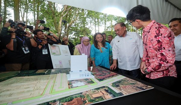 KUALA LUMPUR, 15 Jun -- Perdana Menteri Datuk Seri Anwar Ibrahim (dua, kanan) melihat replika projek perumahan yang bakal dibina pada Majlis Pecah Tanah Perumahan Kekal bagi penduduk Rumah Panjang Bukit Kiara di Taman Tun Dr Ismail hari ini. 

Turut hadir Menteri di Jabatan Perdana Menteri (Wilayah Persekutuan) Hannah Yeoh (tiga, kanan) dan isteri Perdana Menteri yang juga Ahli Parlimen Bandar Tun Razak, Datuk Seri Dr Wan Azizah Wan Ismail (empat, kanan). 

--fotoBERNAMA (2026) HAK CIPTA TERPELIHARA