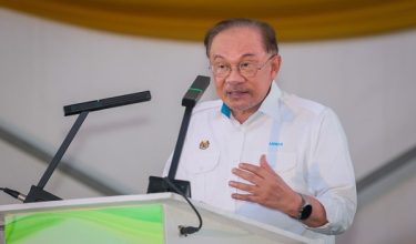 KUALA LUMPUR, 15 Jun -- Perdana Menteri Datuk Seri Anwar Ibrahim berucap pada Majlis Pecah Tanah Perumahan Kekal bagi penduduk Rumah Panjang Bukit Kiara di Taman Tun Dr Ismail hari ini. 

--fotoBERNAMA (2026) HAK CIPTA TERPELIHARA