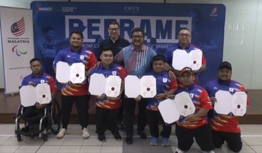 Datuk Seri Megat (tengah) bergambar bersama peserta Program Bantuan Kewangan Keusahawanan Atlet Para.