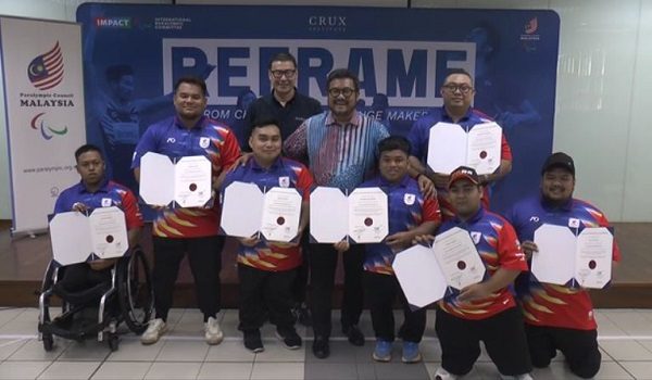 Datuk Seri Megat (tengah) bergambar bersama peserta Program Bantuan Kewangan Keusahawanan Atlet Para.