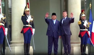 Presiden Indonesia, Prabowo (kiri) dan Presiden Perancis, Emmanuel Macron (kanan) / Foto REUTERS