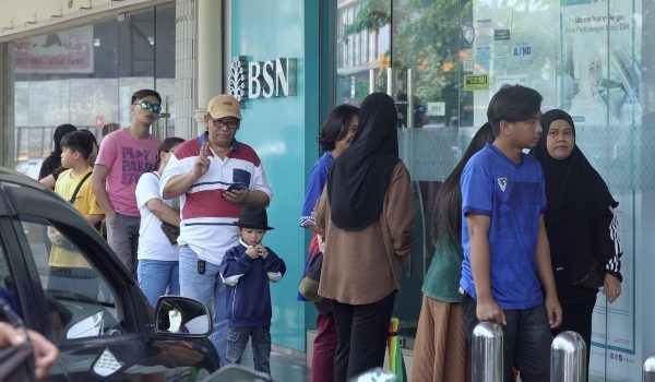 Orang ramai berbaris di cawangan Bank Simpanan Nasional (BSN) untuk menerima Sumbangan Tunai Rahmah (STR) /Foto fail BERNAMA