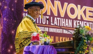 Menteri Kesihatan, Datuk Seri Dr Dzulkefly Ahmad berucap pada Istiadat Konvokesyen Institut Latihan Kementerian Kesihatan Malaysia (Zon Sabah) di Dewan Canselor, Universiti Malaysia Sabah (UMS)