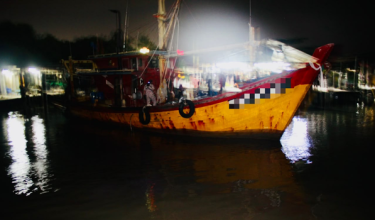 13,000 liter disyaki diesel dirampas berikutan sebuah bot pukat tunda yang disyaki melanggar syarat sah lesen di perairan muara Sungai Kedah, awal pagi Jumaat
