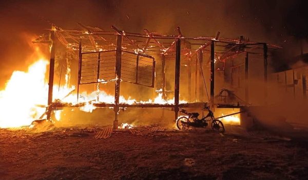 Anggota bomba memadamkan rumah kayu yang hangus terbakar di Desa Mawar 2, Muadzam Shah, awal pagi tadi/Foto Bomba