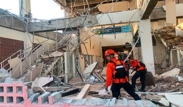 This handout picture taken and released on August 15, 2026 by Indonesia's National Search and Rescue Agency (BASARNAS) shows rescuers working amid the rubble of a damaged building after an earthquake in Maumere, East Nusa Tenggara. A powerful 7.7-magnitude earthquake struck off Flores island in eastern Indonesia early on August 15, killing at least two and sending thousands running in panic after authorities issued a tsunami warning. (Photo by Handout / INDONESIA'S NATIONAL SEARCH AND RESCUE AGENCY (BASARNAS) / AFP) / RESTRICTED TO EDITORIAL USE - MANDATORY CREDIT "AFP PHOTO / Indonesia's National Search and Rescue Agency (BASARNAS)" - HANDOUT - NO MARKETING NO ADVERTISING CAMPAIGNS - DISTRIBUTED AS A SERVICE TO CLIENTS
