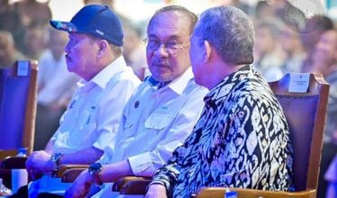 Perdana Menteri Datuk Seri Anwar Ibrahim bersama Ketua Menteri Sabah, Datuk Seri Hajiji Noor dan Timbalan Perdana Menteri, Datuk Seri Fadillah Yusof/Gambar fail