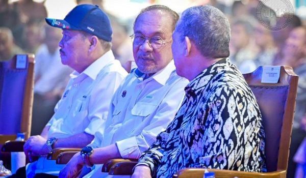 Perdana Menteri Datuk Seri Anwar Ibrahim bersama Ketua Menteri Sabah, Datuk Seri Hajiji Noor dan Timbalan Perdana Menteri, Datuk Seri Fadillah Yusof/Gambar fail