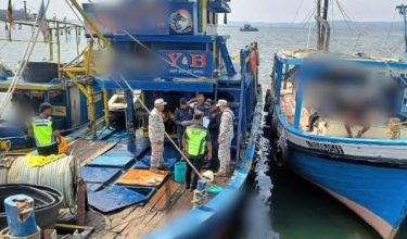 Anggota penguat kuasa memeriksa sebuah vesel nelayan dalam operasi penguatkuasaan di perairan Sabah/Foto Maritim Malaysia