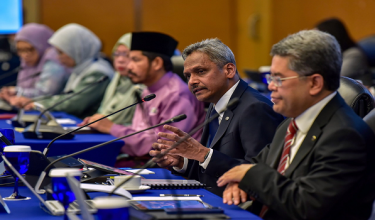 Gabenor Bank Negara, Datuk Shaik Abdul Rasheed Abdul Ghaffour menyampaikan taklimat mengenai perkembangan ekonomi dan kewangan pada suku kedua 2025 di Sasana Kijang. Foto- BERNAMA