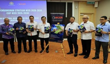 PUTRAJAYA, 15 Sept - Menteri Ekonomi Akmal Nasrullah Mohd Nasir (empat, kiri) melancarkan Pelan Pembangunan Strategik Wilayah Ekonomi Koridor Utara (NCER) hari ini. Turut sama Ketua Setiausaha Kementerian Ekonomi Datuk Seri Nor Azmie Diron (tiga, kanan) dan Ketua Eksekutif Pihak Berkuasa Pelaksanaan Koridor Utara (NCIA) Mohamad Haris Kader Sultan (tiga, kiri). - fotoBERNAMA (2026) HAK CIPTA TERPELIHARA