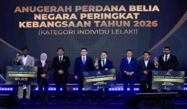 Menteri Belia dan Sukan Dr. Mohammed Taufiq Johari bergambar bersama para penerima Anugerah Perdana Belia Negara Peringkat Kebangsaan (kategori individu lelaki) pada Majlis Penyampaian Anugerah Perdana Belia Negara 2026 di Putrajaya.
