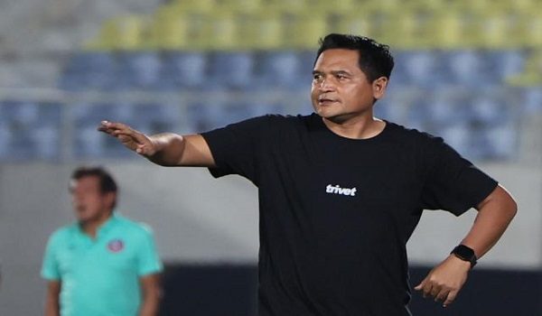 Ketua Jurulatih Terengganu FC (TFC) Nafuzi Zain memberi arahan kepada anak buahnya. / BERNAMA