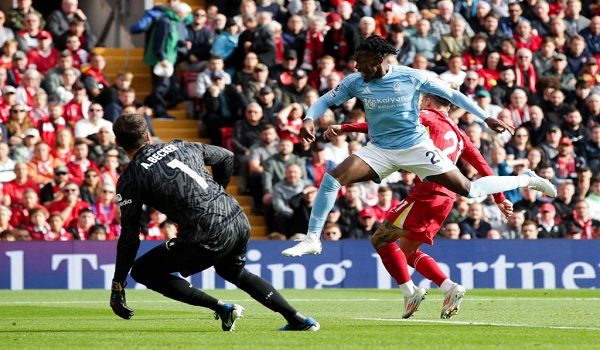 Pemain tengah Nottingham Forest, Anthony Elanga, melompat untuk merebut bola semasa aksi Liga Perdana Inggeris antara Liverpool dan Nottingham Forest di Anfield / FOTO AFP