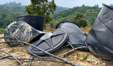 Tong air berwarna hitam turut mengalami kerosakan