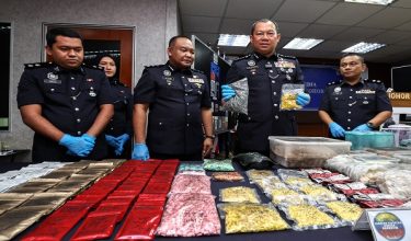 Ketua Polis Johor, Datuk Ab Rahaman Arsad bersama para pegawai yang bertugas, menunjukkan rampasan dadah yang dipamerkan pada sidang media di Ibu Pejabat Polis Kontinjen Johor hari ini./BERNAMA