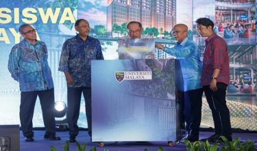 Perdana Menteri Datuk Seri Anwar Ibrahim merasmikan Majlis Pelancaran Projek Residensi Siswa Universiti Malaya di Kolej Kediaman 5, Universiti Malaya hari ini / Foto BERNAMA