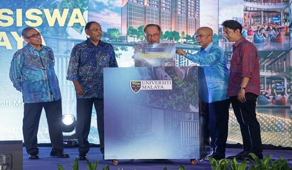 Perdana Menteri Datuk Seri Anwar Ibrahim merasmikan Majlis Pelancaran Projek Residensi Siswa Universiti Malaya di Kolej Kediaman 5, Universiti Malaya hari ini / Foto BERNAMA