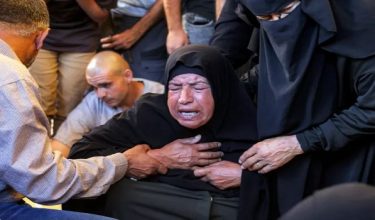Seorang waris meratapi pemergian mangsa yang terbunuh dalam serangan Israel di Gaza pada Julai lalu/ Foto AFP