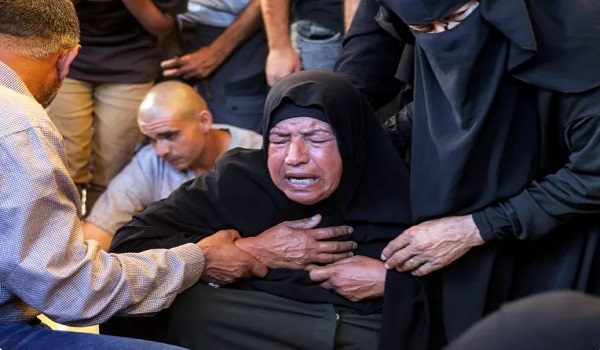 Seorang waris meratapi pemergian mangsa yang terbunuh dalam serangan Israel di Gaza pada Julai lalu/ Foto AFP