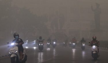 Penunggang motosikal melalui jalan raya di Palangkaraya, Kalimantan Tengah, Indonesia/Foto AFP