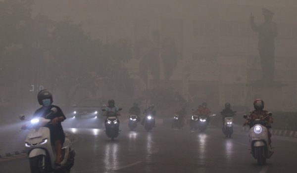 Penunggang motosikal melalui jalan raya di Palangkaraya, Kalimantan Tengah, Indonesia/Foto AFP