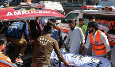 33 maut termasuk seorang guru wanita dalam kejadian bumbung runtuh di Peshawar/ AFP
