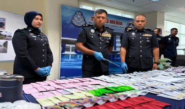 JASIN, 15 Okt -- Ketua Polis Daerah Jasin SUPT Lee Robert (dua, kiri) menunjukkan sebahagian daripada dadah pelbagai jenis yang dirampas pada sidang media di Ibu Pejabat Polis Daerah (IPD) Jasin hari ini.

Polis menumpaskan kegiatan pengedaran dadah menerusi serbuan berasingan di Melaka dan Johor pada 14 dan 15 Okt, dengan rampasan dadah pelbagai jenis yang dianggarkan bernilai RM6.8 juta.

--fotoBERNAMA (2026) HAK CIPTA TERPELIHARA