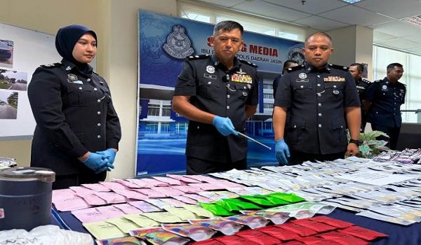 JASIN, 15 Okt -- Ketua Polis Daerah Jasin SUPT Lee Robert (dua, kiri) menunjukkan sebahagian daripada dadah pelbagai jenis yang dirampas pada sidang media di Ibu Pejabat Polis Daerah (IPD) Jasin hari ini.

Polis menumpaskan kegiatan pengedaran dadah menerusi serbuan berasingan di Melaka dan Johor pada 14 dan 15 Okt, dengan rampasan dadah pelbagai jenis yang dianggarkan bernilai RM6.8 juta.

--fotoBERNAMA (2026) HAK CIPTA TERPELIHARA
