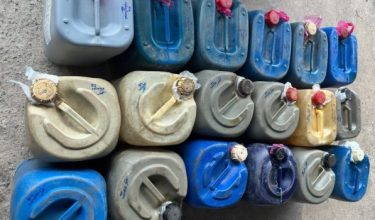 Antara tong berisi petrol dan diesel yang ditemukan dalam sebuah kereta MPV/Foto PGA Briged Tenggara