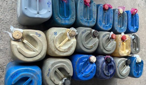 Antara tong berisi petrol dan diesel yang ditemukan dalam sebuah kereta MPV/Foto PGA Briged Tenggara